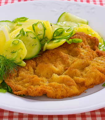 Schnitzel Wiener Art mit Kardoffel-Gurkensalat