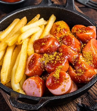 Currywurst mit Pommes frittes