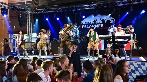 Festzelt »Zum Stiftl« . Volksfest Pfaffenhofen . Bayern