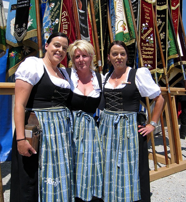 Festzelt »Zum Stiftl« . Volksfest Pfaffenhofen . Bayern