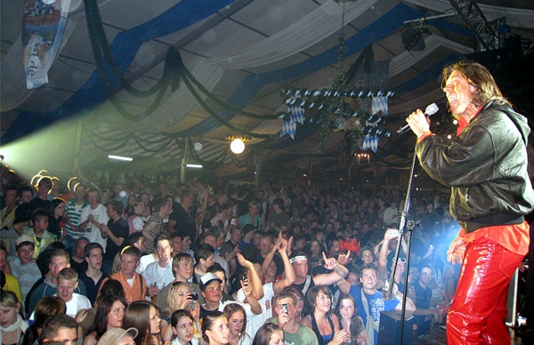 Festzelt »Zum Stiftl« . Volksfest Pfaffenhofen . Bayern