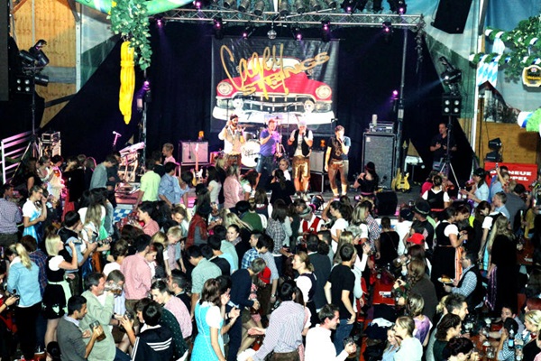 Festzelt »Zum Stiftl« . Volksfest Pfaffenhofen . Bayern