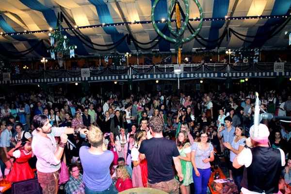Festzelt »Zum Stiftl« . Volksfest Pfaffenhofen . Bayern