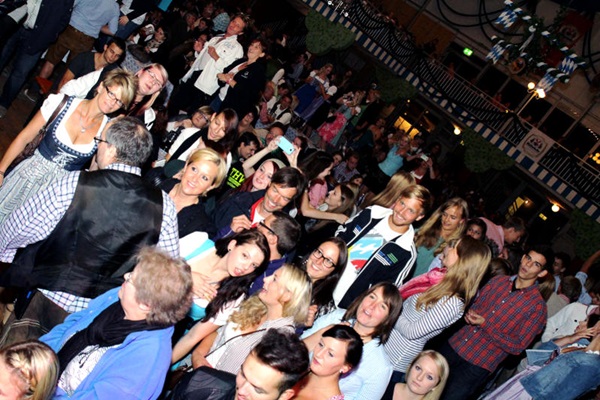 Festzelt »Zum Stiftl« . Volksfest Pfaffenhofen . Bayern
