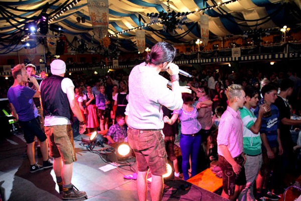 Festzelt »Zum Stiftl« . Volksfest Pfaffenhofen . Bayern