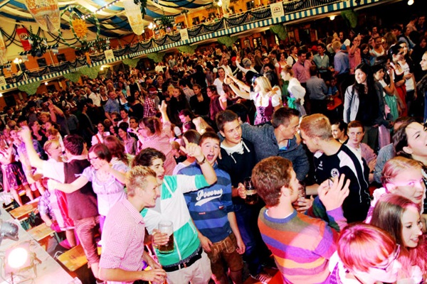 Festzelt »Zum Stiftl« . Volksfest Pfaffenhofen . Bayern