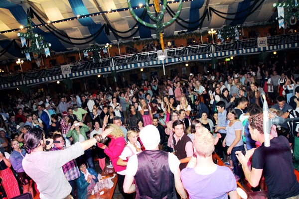 Festzelt »Zum Stiftl« . Volksfest Pfaffenhofen . Bayern