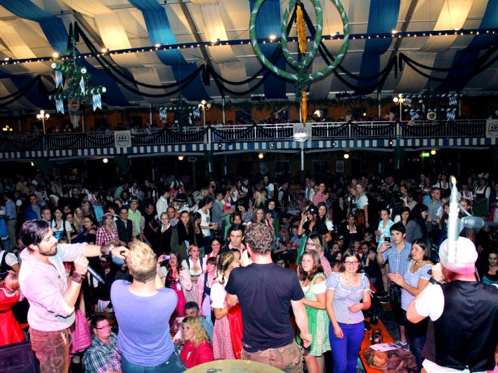 Partystimmung im Festzelt Zum Stiftl